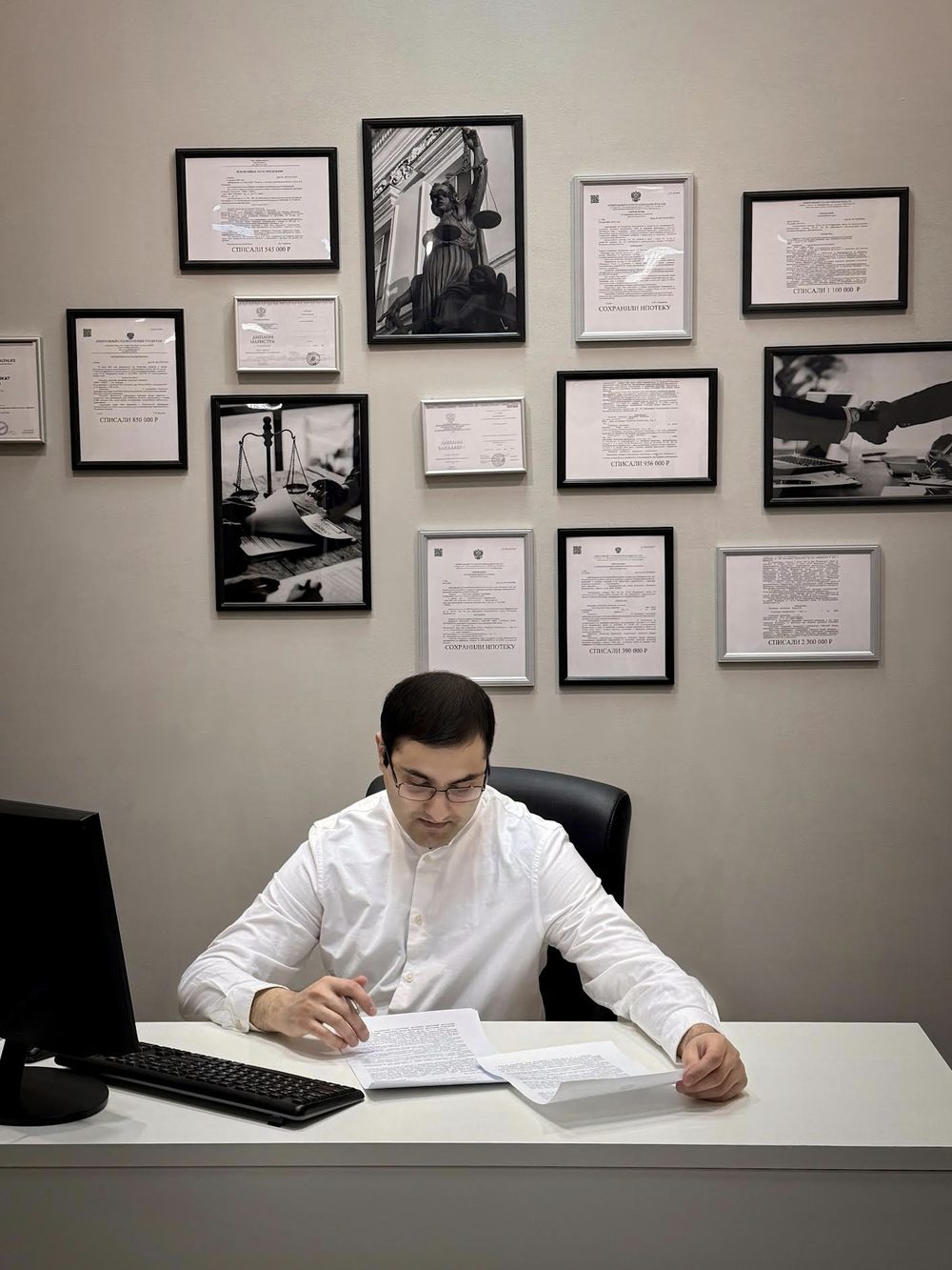 Сергей Султанов за работой в кабинете